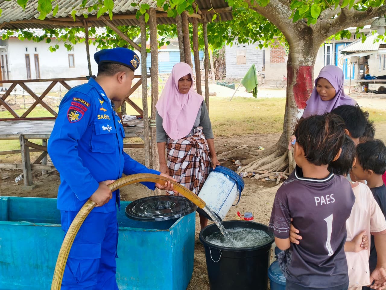 Bantu Warga Terdampak Kemarau, Ditpolairud Polda NTB Salurkan 1.700 Liter Air Bersih