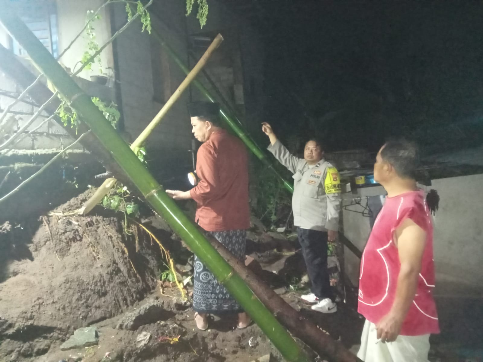 Sigap! Polisi Tangani Talut Jebol di Gunungsari Akibat Hujan Deras