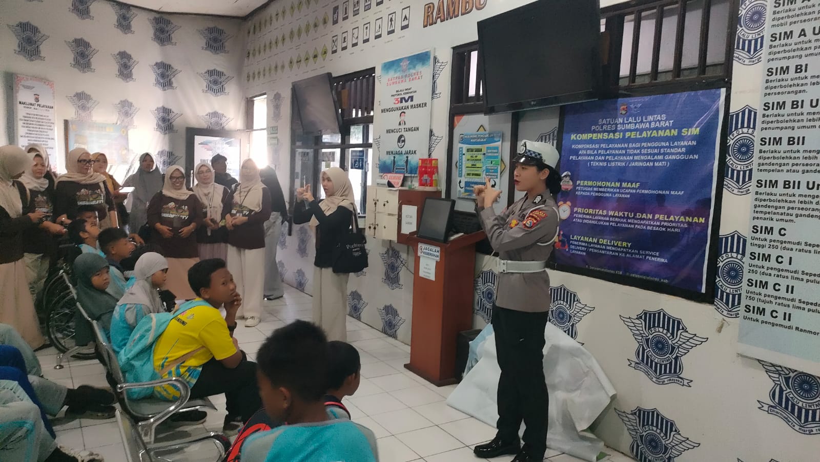 Belajar Langsung di Polres Sumbawa Barat, Siswa Berkebutuhan Khusus Antusias Kenal Tugas Polisi