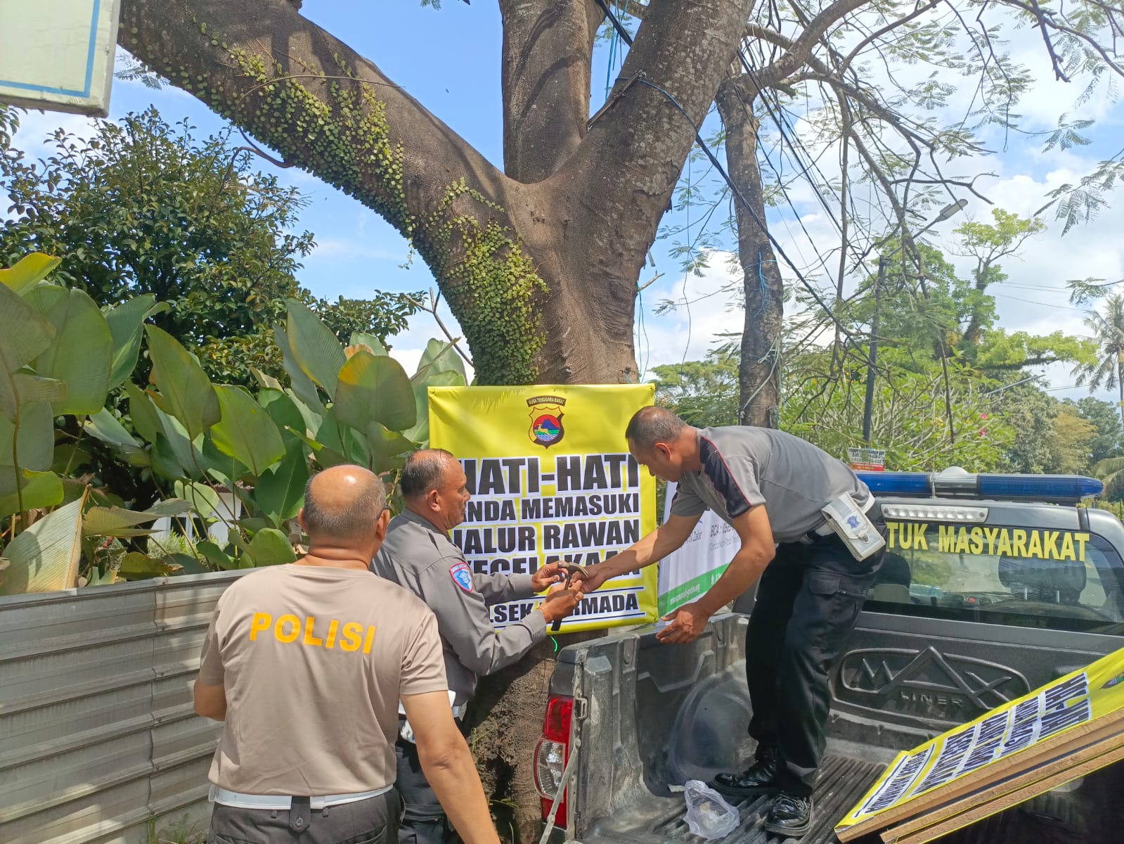 Cegah Kecelakaan, Polisi Pasang Imbauan Keselamatan di Jalur Narmada
