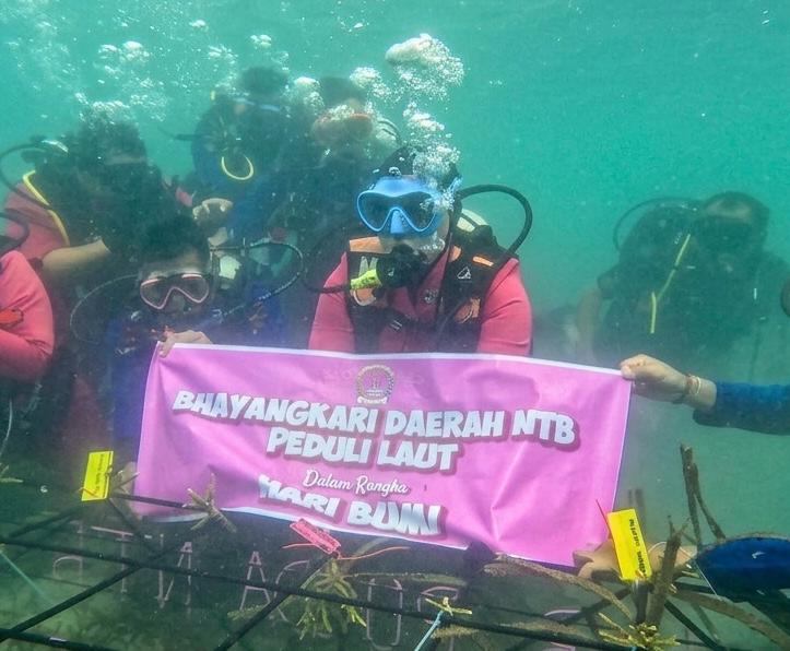 Hari Bumi 2026, Bhayangkari NTB Tanam Terumbu Karang di Gili Sudak