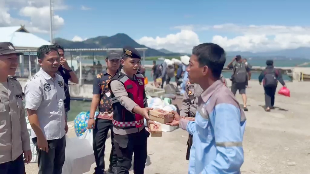 May Day 2026 : Polri Bagikan Snack untuk Buruh Pikul di Pelabuhan Laut Bima