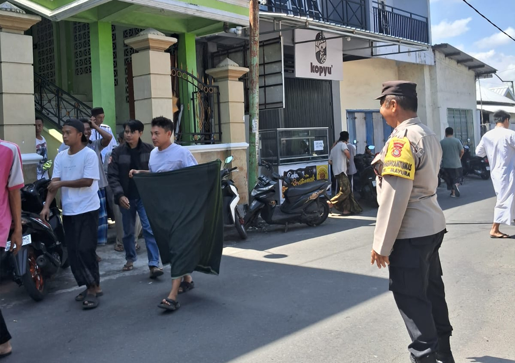 Jaga Kamtibmas, Polisi Hadir Amankan Ibadah Jumat di Mataram
