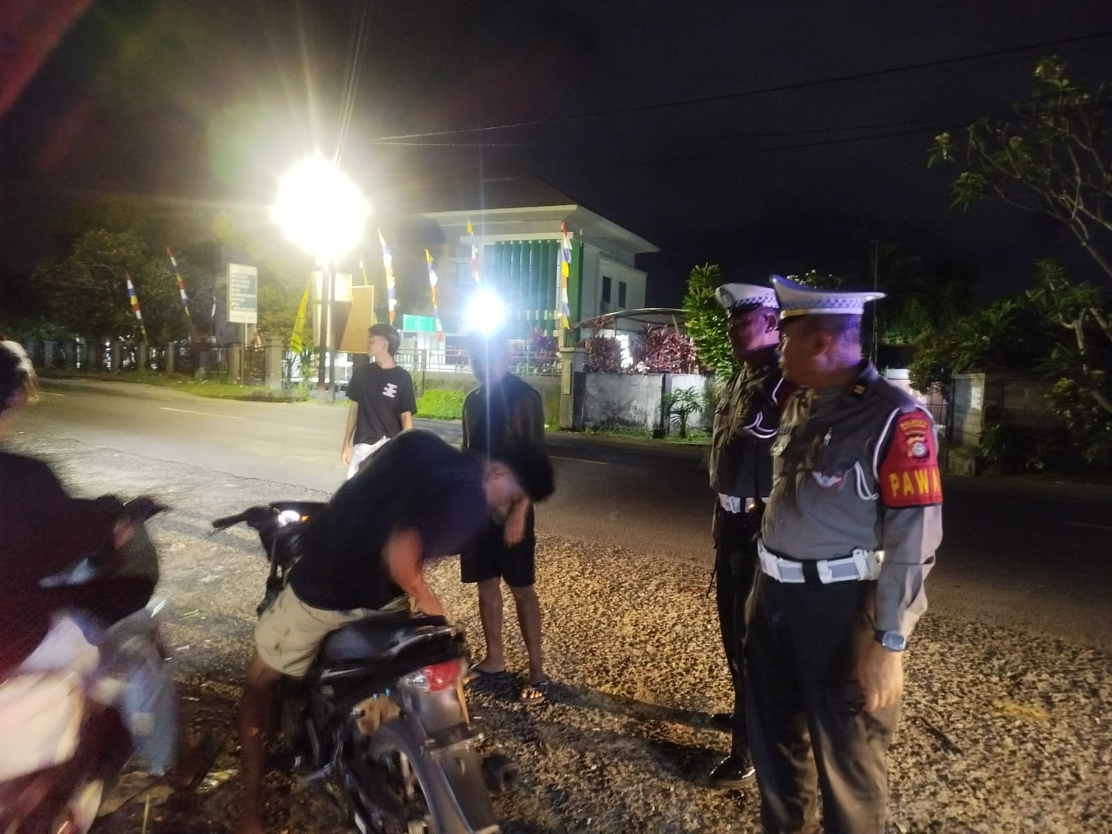 Patroli Hingga Dini Hari, Polisi Pastikan Wilayah Narmada Aman dan Kondusif