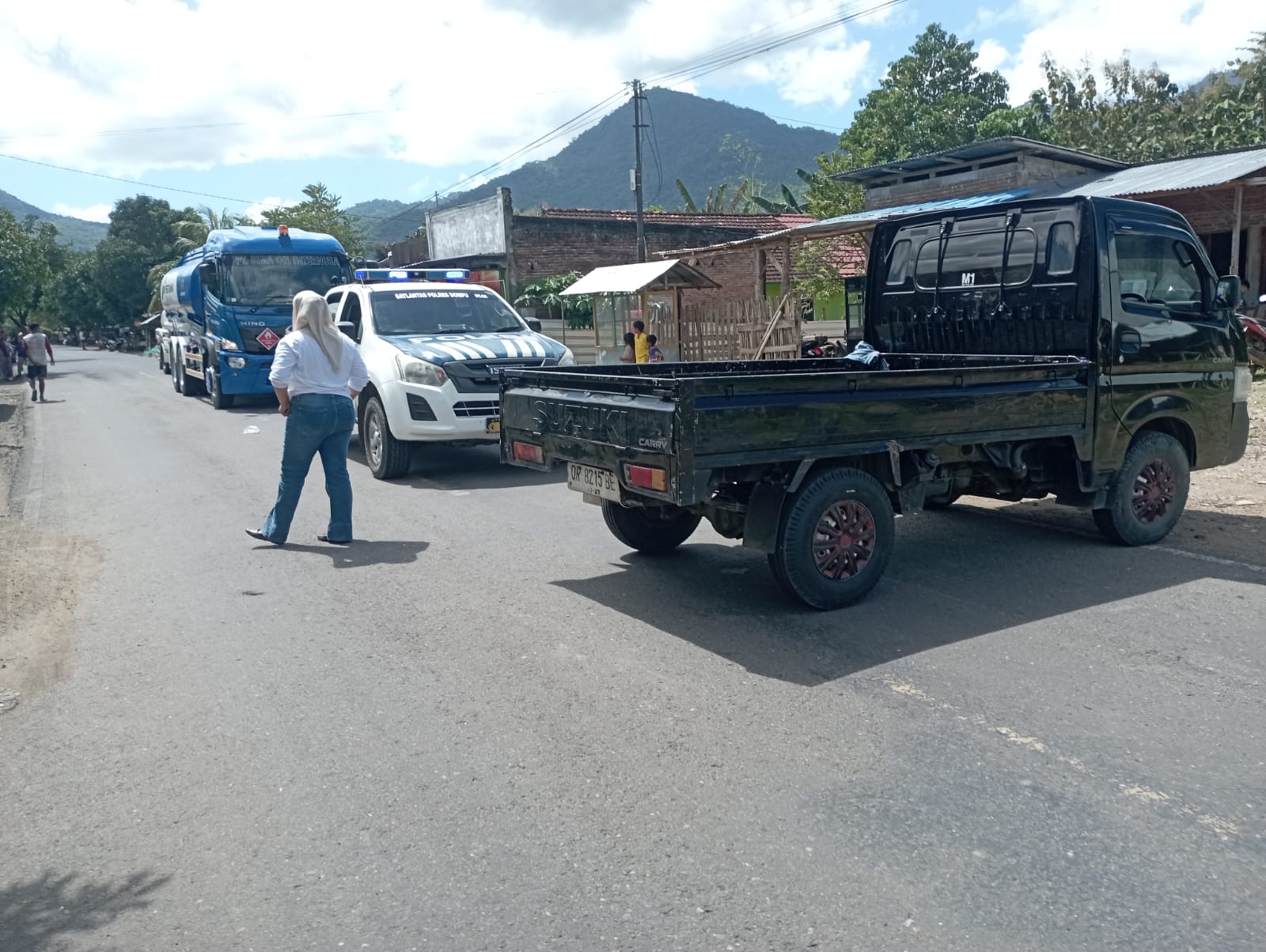 Polisi Tangani Aksi Penghadangan Mobil Tangki BBM di Dompu