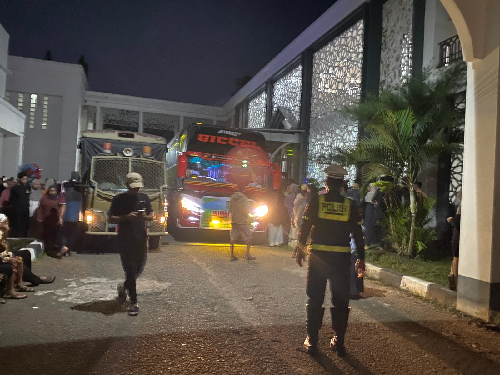 Pengawalan Ketat Polisi, Jamaah Haji Kota Bima Diberangkatkan dengan Aman
