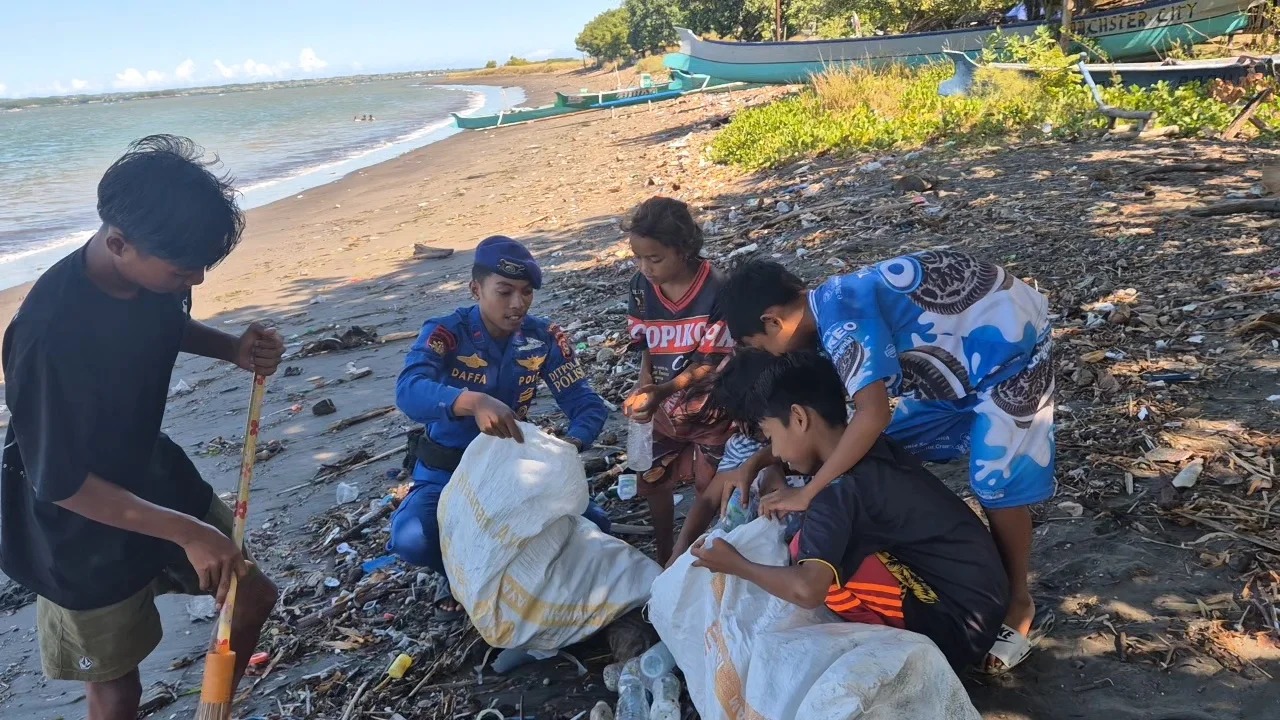 Tanamkan Cinta Lingkungan, Ditpolairud Polda NTB Gandeng Anak-anak Bersihkan Pantai