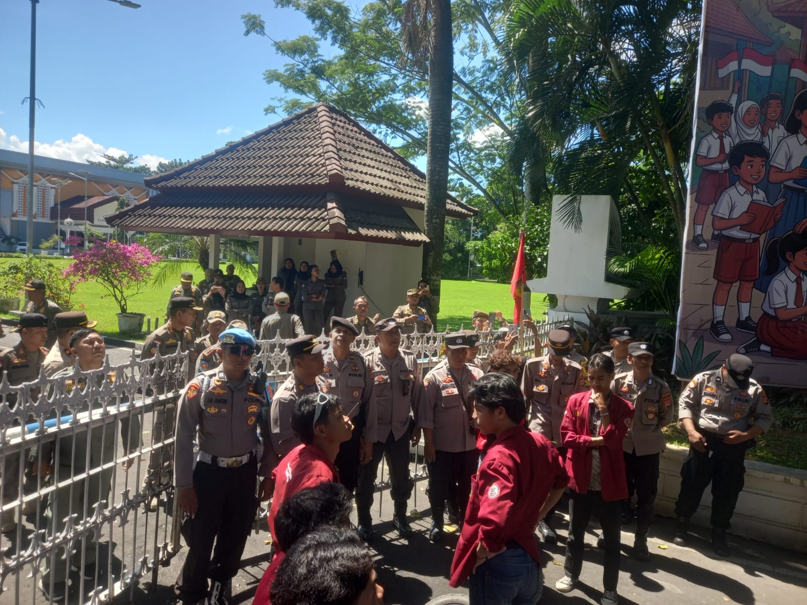 Polisi Kawal Aksi Hardiknas di NTB, Aspirasi Mahasiswa Disalurkan Lewat Dialog