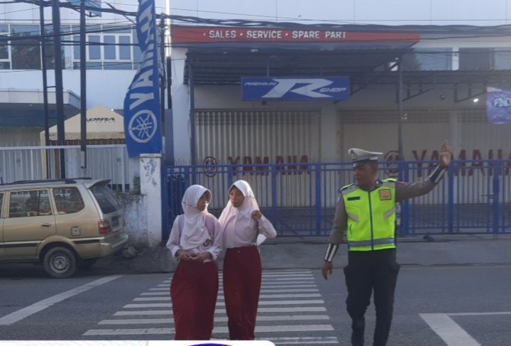 Rawan Pagi, Polisi Hadir Atur Arus Lalu Lintas di Bima Kota