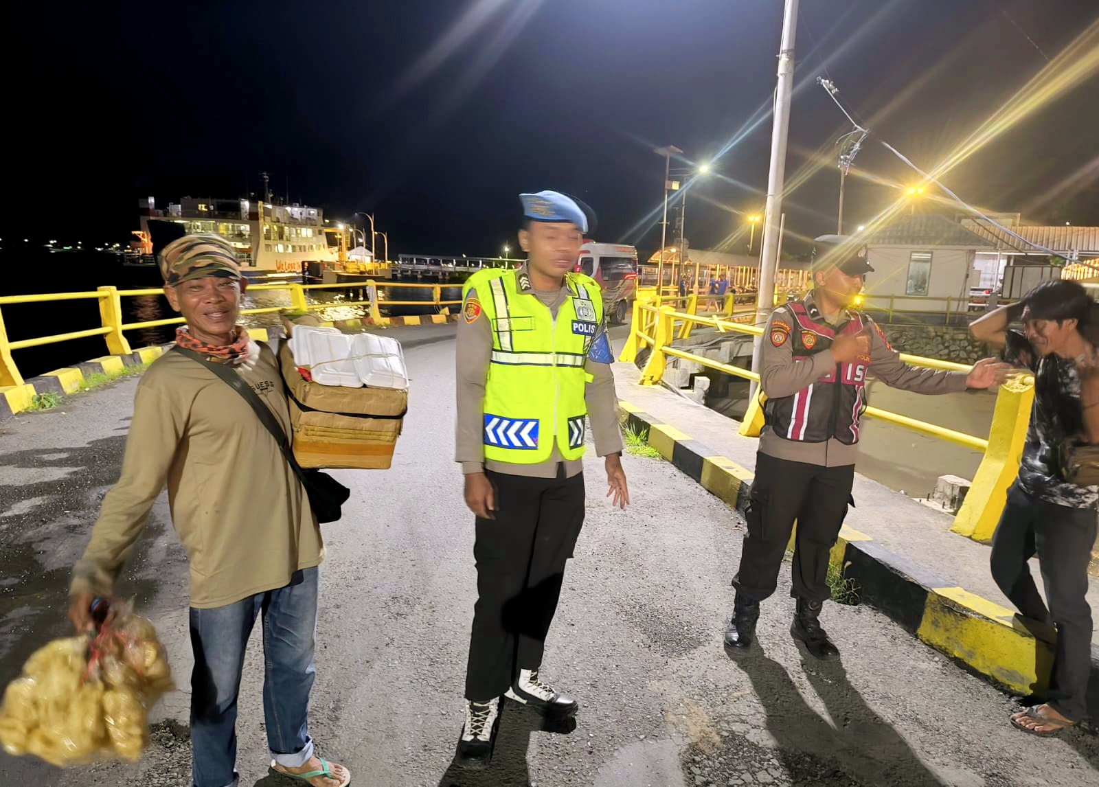 Patroli Dialogis di Pelabuhan Sumbawa Barat, Polisi Jaga Keamanan Malam Hari