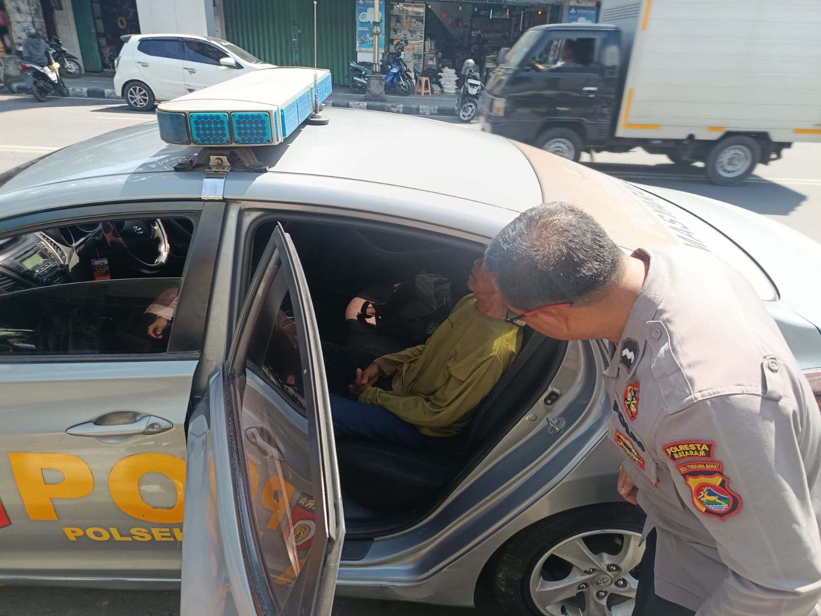 Tindaklanjuti Aduan Warga, Polisi Evakuasi Pria Terlantar ke Dinas Sosial