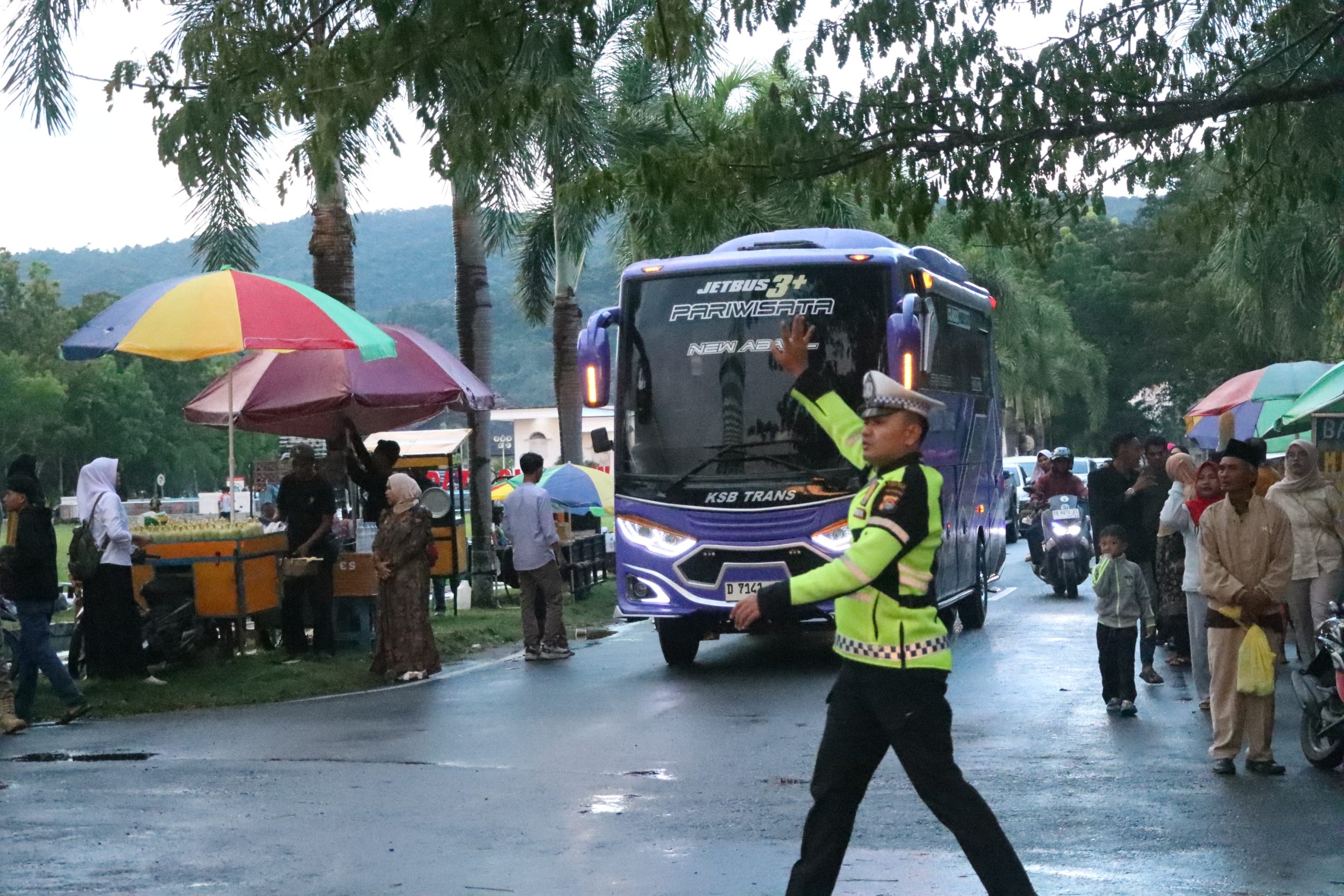 Polres Sumbawa Barat Kawal Keberangkatan Jemaah Haji, Pastikan Aman dan Lancar