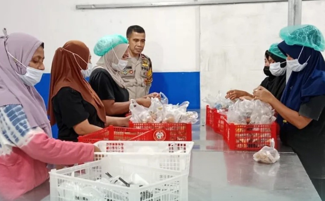 Dukung Program MBG, Polisi Pantau Pengemasan dan Distribusi di Dapur Kota Bima