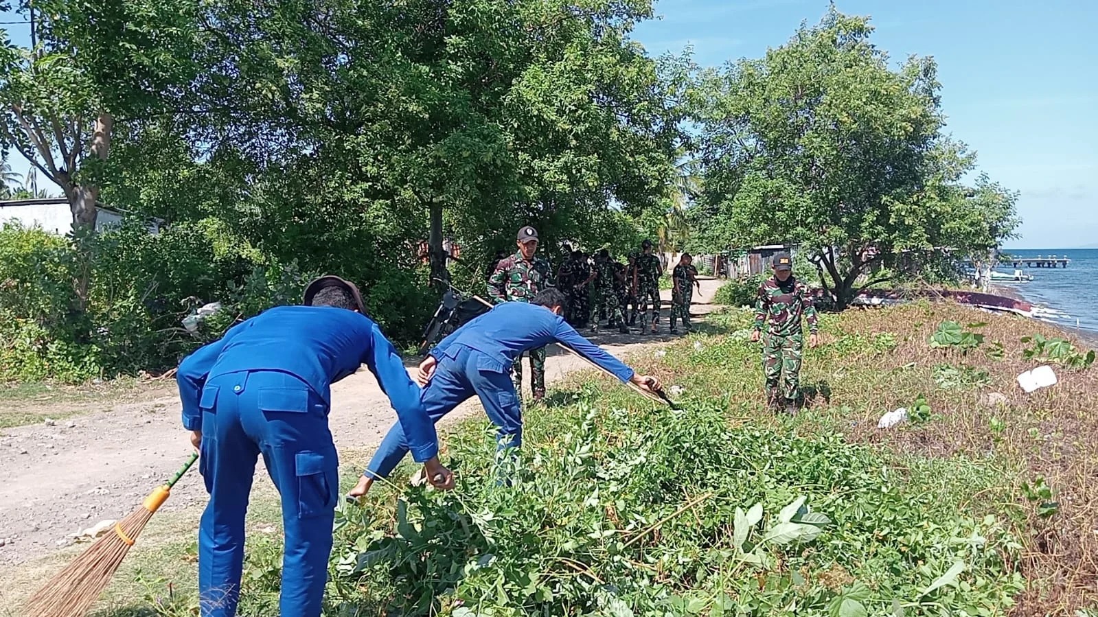 Sinergitas Polri, TNI bersama Warga Bersihkan Lingkungan dan Pantai Desa Calabai Dompu