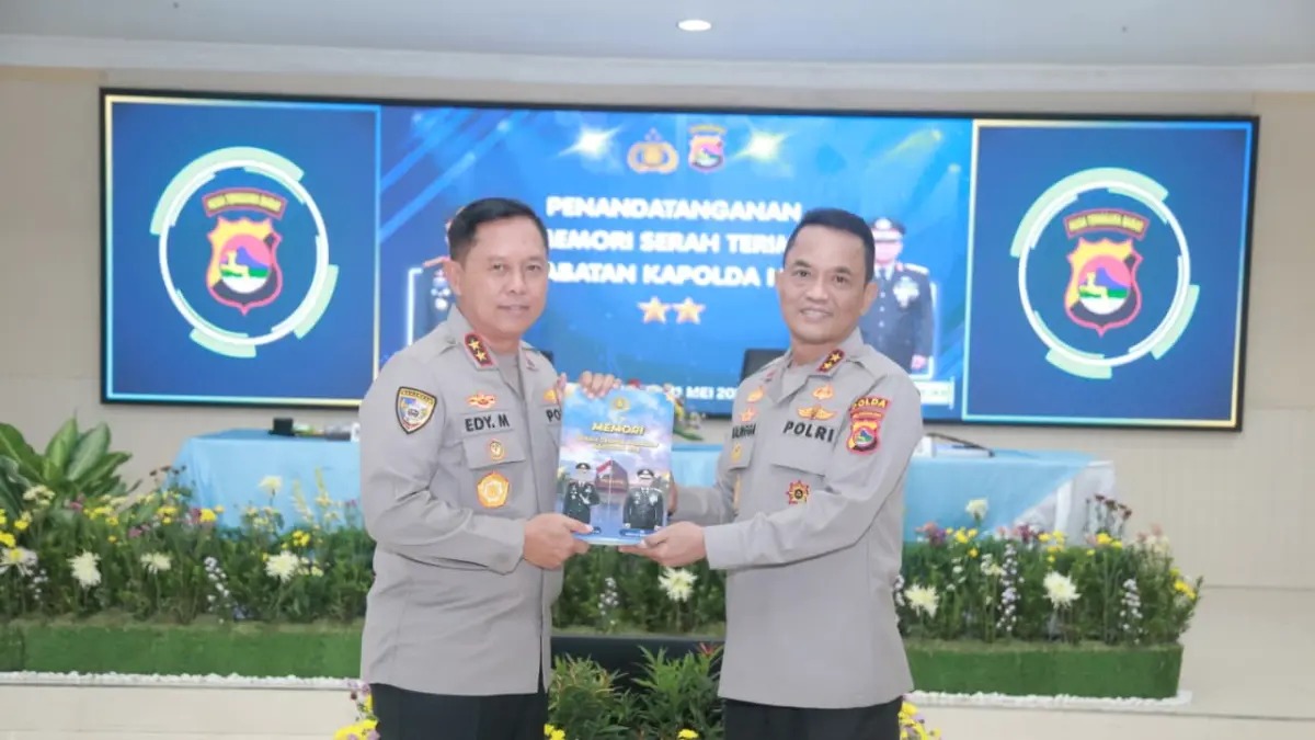 Irjen Pol. Kalingga Rendra Raharja Terima Laporan Kesatuan dan Memori Sertijab Kapolda NTB