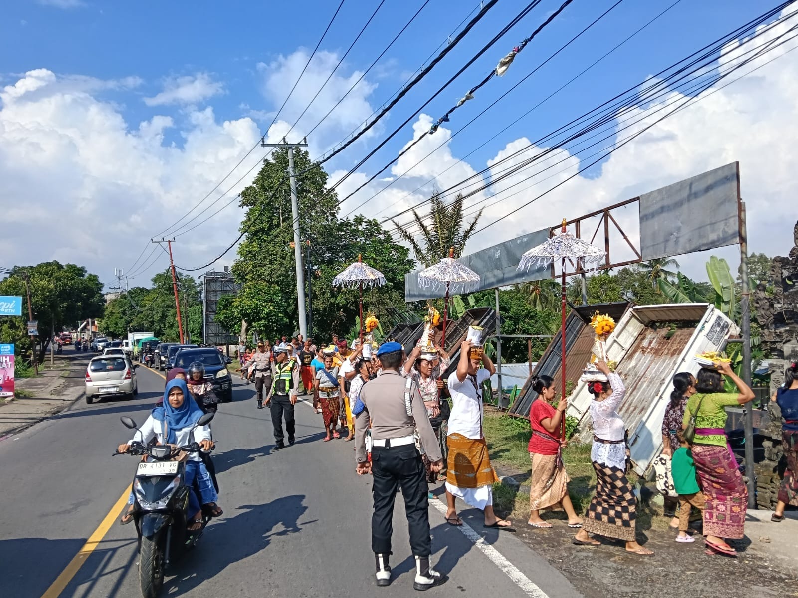 Polisi Kawal Prosesi Adat Ngeroras di Lembuak, Situasi Berjalan Aman dan Lancar