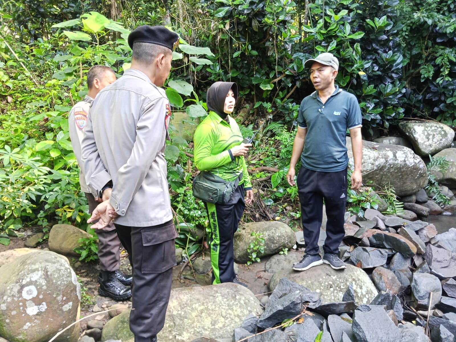 Polsek Lingsar Bersama Warga Gotong Royong Bangun Akses Jalan Pertanian di Dusun Rumbuk