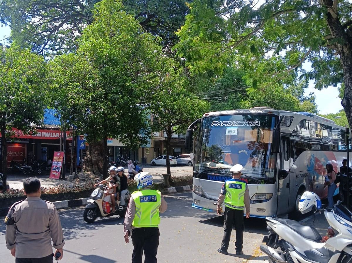 Polisi Gerak Cepat Atasi Kemacetan di Jalan Sriwijaya Akibat Parkir Bus Wisata