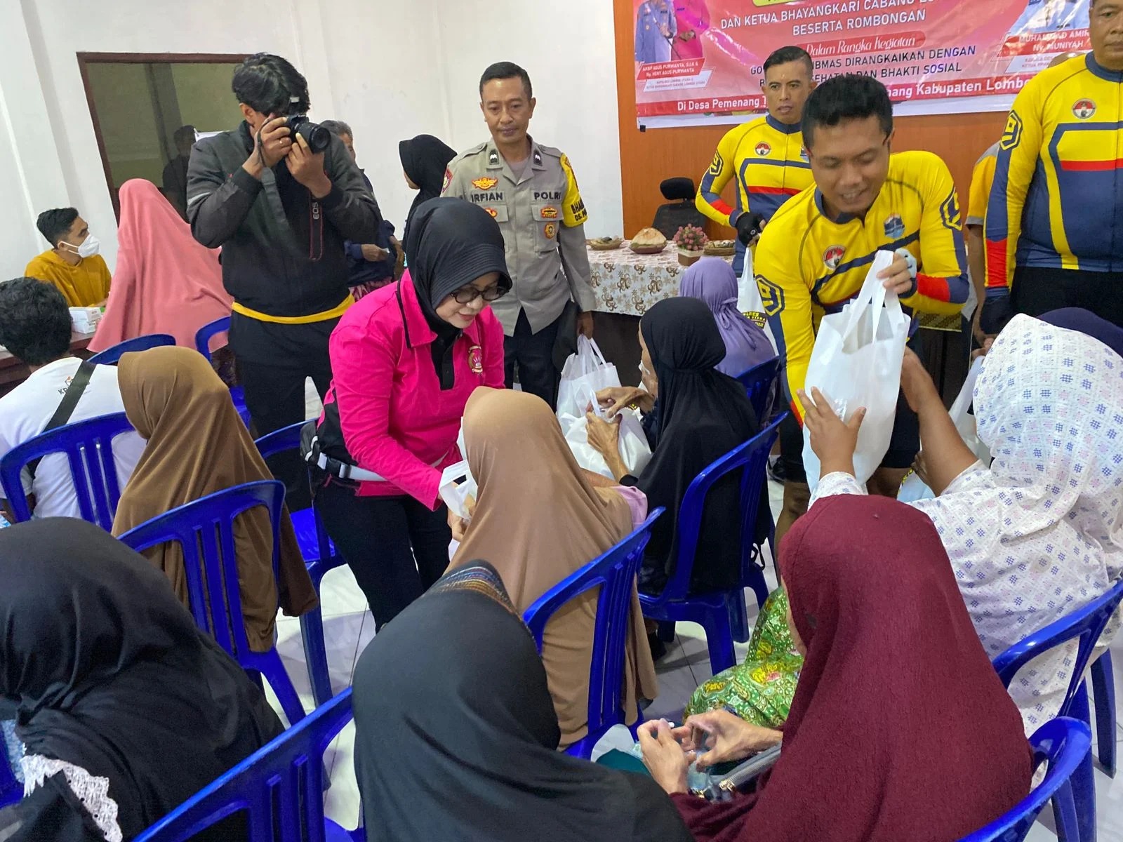Gowes Kamtibmas di Pemenang Timur, Kapolres Lombok Utara Salurkan Bantuan untuk Lansia
