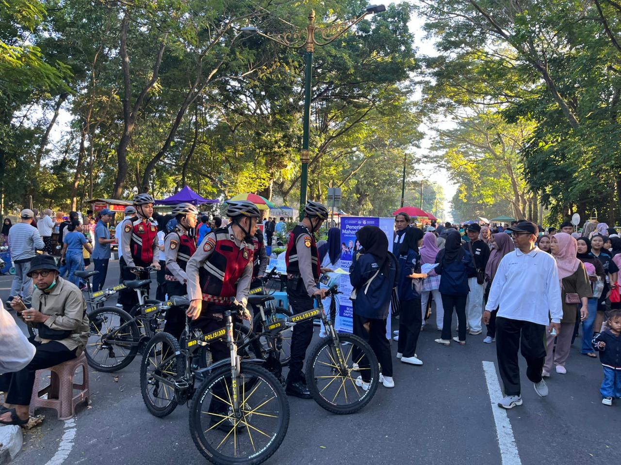 Patroli Sepeda Sat Samapta Polresta Mataram Hadirkan Rasa Aman di Car Free Day Udayana