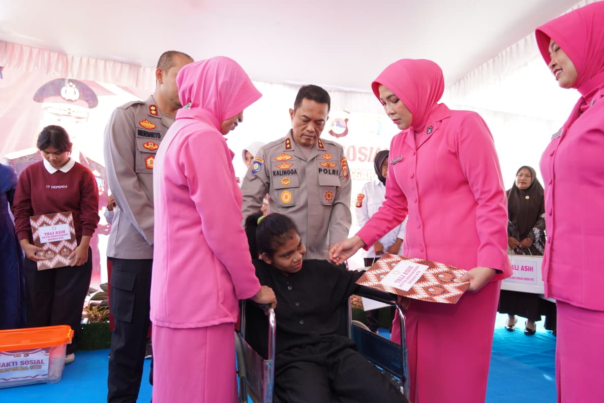 Sentuhan Humanis Kapolda NTB, Warakawuri hingga Penyandang Disabilitas Terima Bantuan Sosial