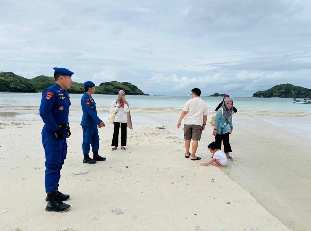 Ditpolairud Polda NTB Tingkatkan Patroli dan Edukasi Keselamatan Wisatawan di Pantai Kuta Mandalika