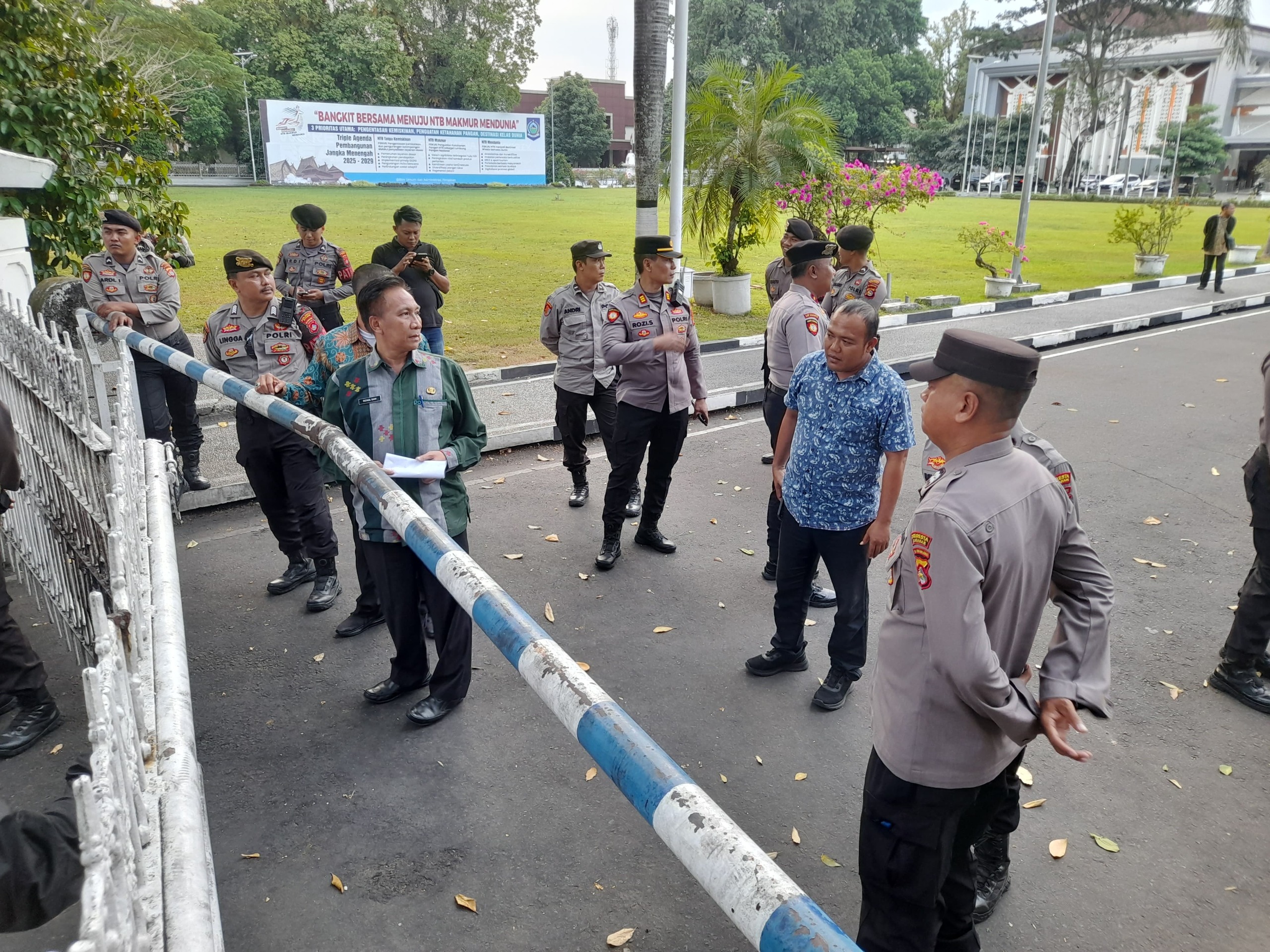 Kawal Penyampaian Aspirasi, Polisi Pastikan Aksi Mahasiswa di Kantor Gubernur NTB Aman