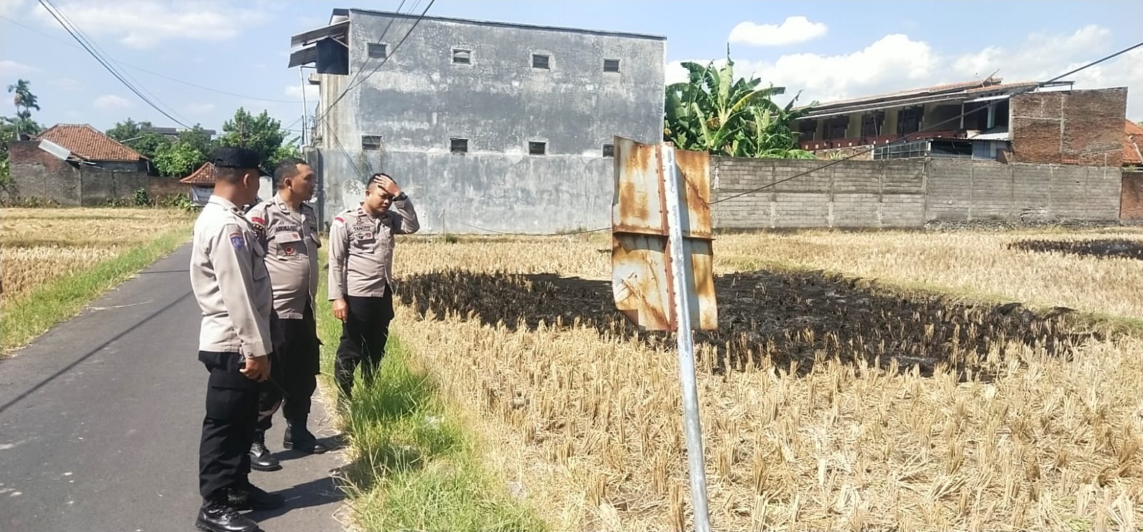 Polsek Ampenan Sigap Tindaklanjuti Keluhan Warga Terkait Asap Pembakaran Jerami di Tamansari