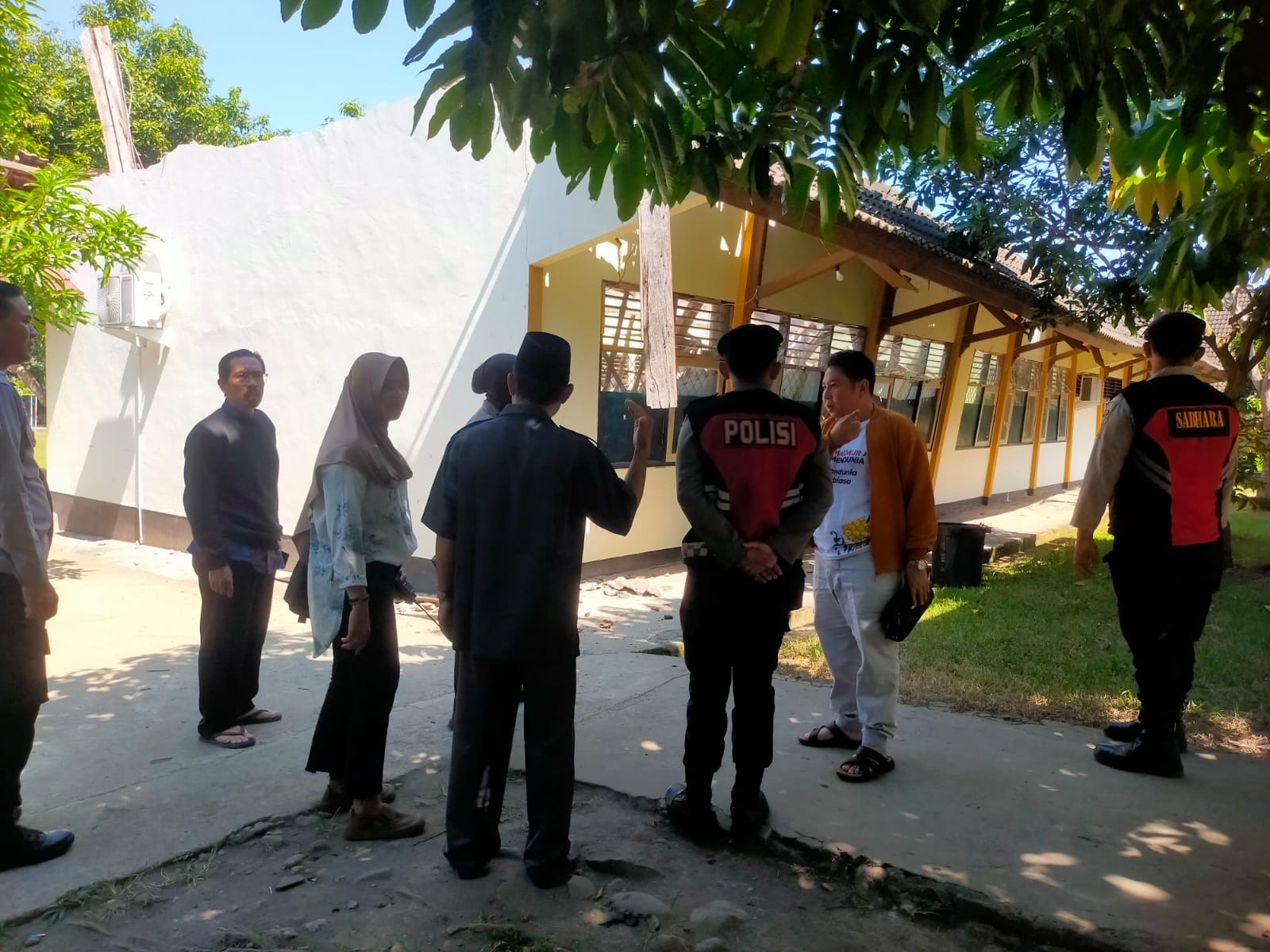 Ruang Guru SMAN 1 Lingsar Roboh, Polisi Lakukan Pengamanan dan Olah TKP
