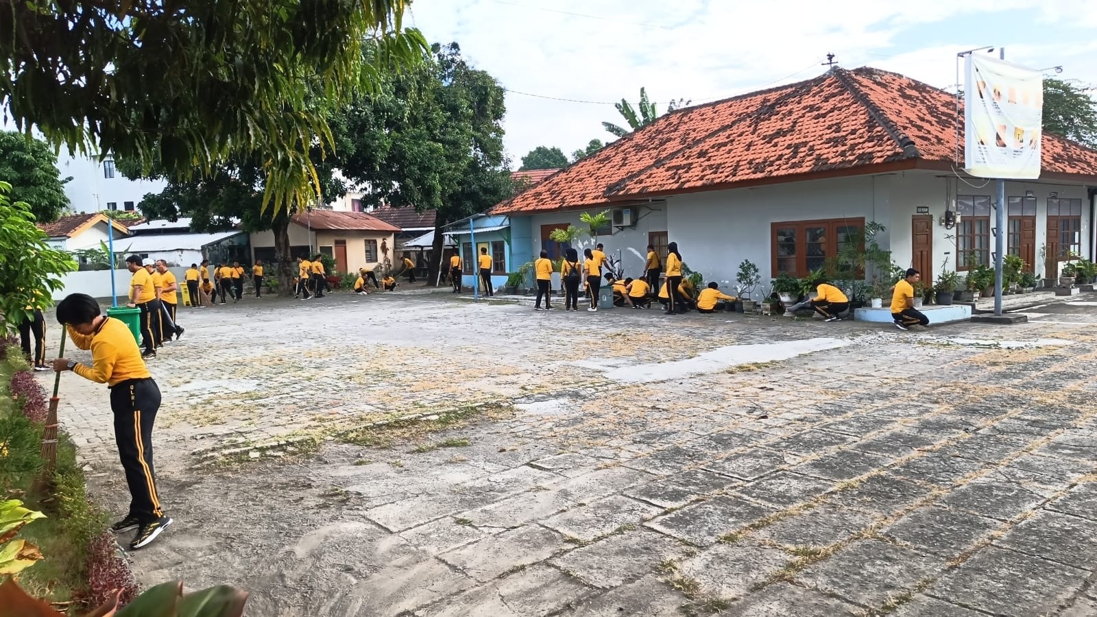 Gotong Royong di Gereja, Polsek Ampenan Tebar Semangat Kebersamaan Sambut Hari Bhayangkara ke 80